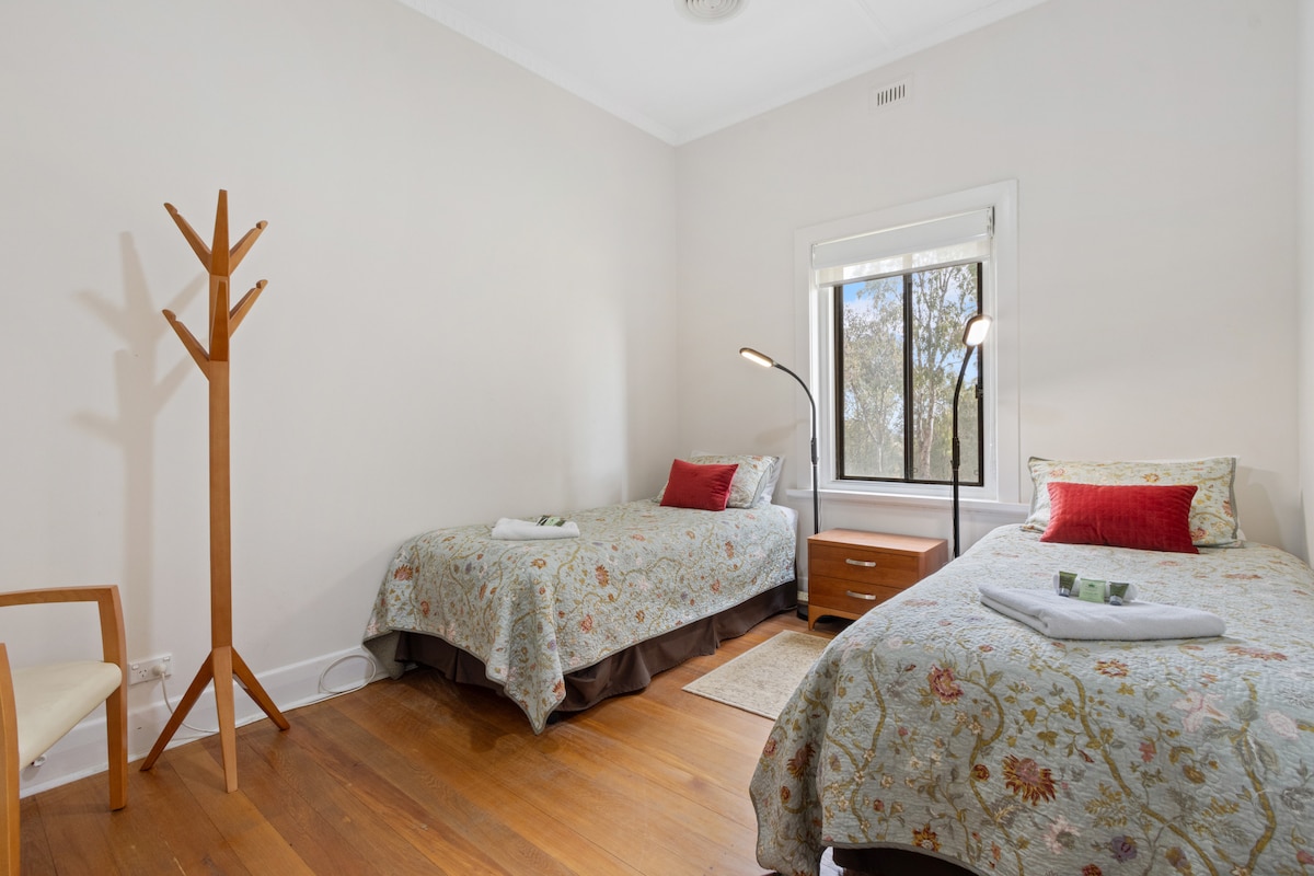 Dormitorio con 2 camas individuales