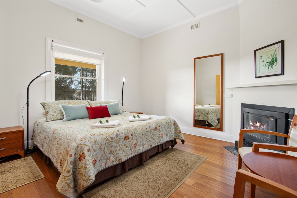 Dormitorio principal con cama tamaño king y chimenea de gas