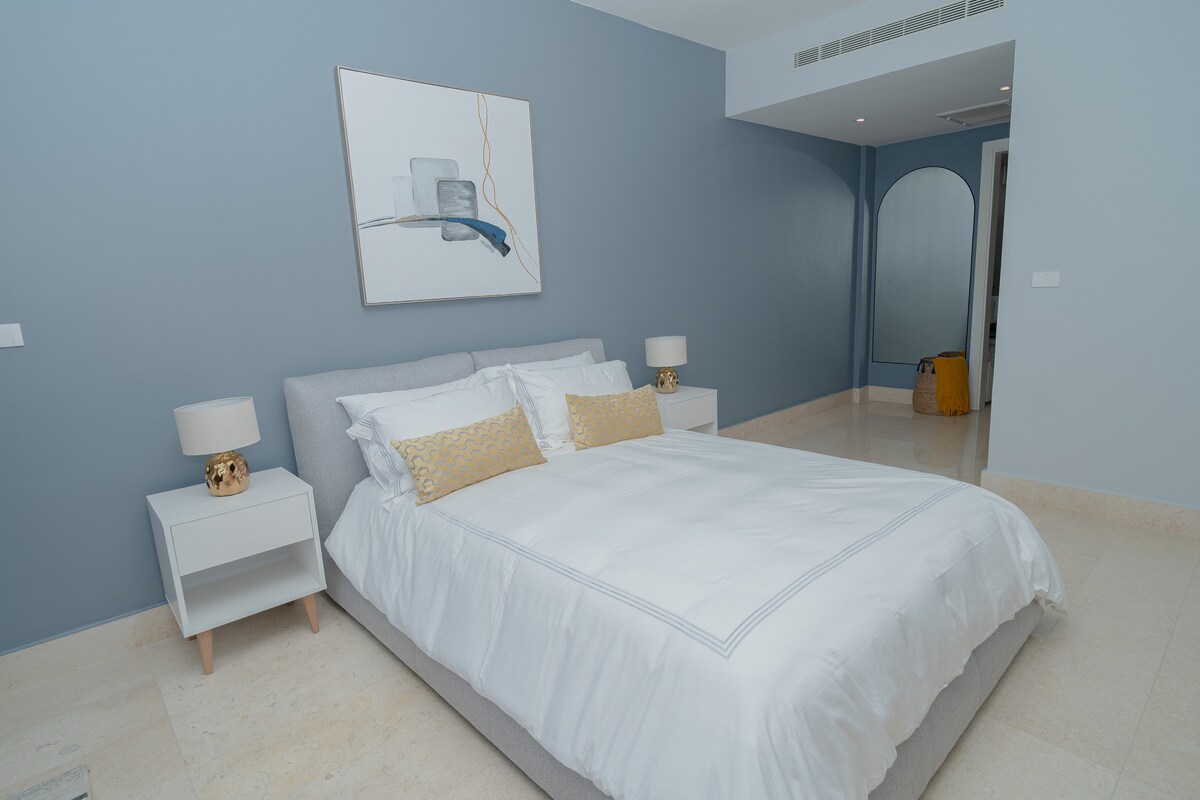 标准双人床，配备超柔软床单和毛绒枕头。 精美的卧室，旨在提供酒店品质的舒适睡眠。