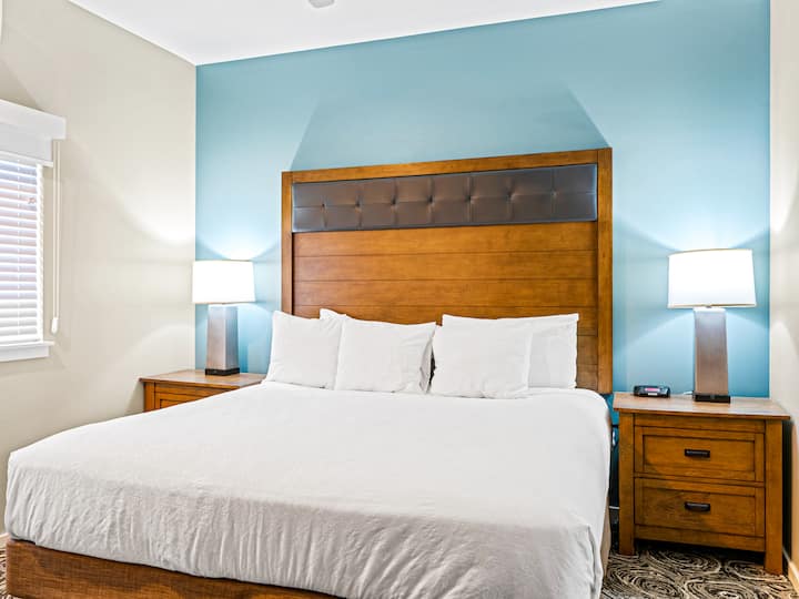 Cama king size, perfeita para quando você finalmente tem um momento de tranquilidade para relaxar depois de correr atrás das crianças o dia todo.