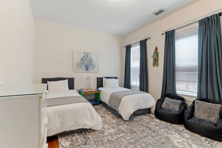 Ova vesela spavaća soba za dvoje savršena je za djecu ili prijatelje. Ima dva udobna kreveta, sjajne sjedalice i malo boje za zabavan i opuštajući boravak.