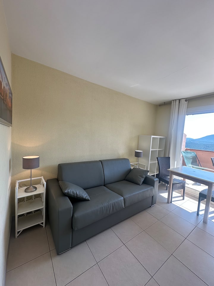 Pièce principale lumineuse avec canapé-lit ( 140 ) confortable, coin repas, grande baie vitrée ouvrant sur le balcon avec vue.