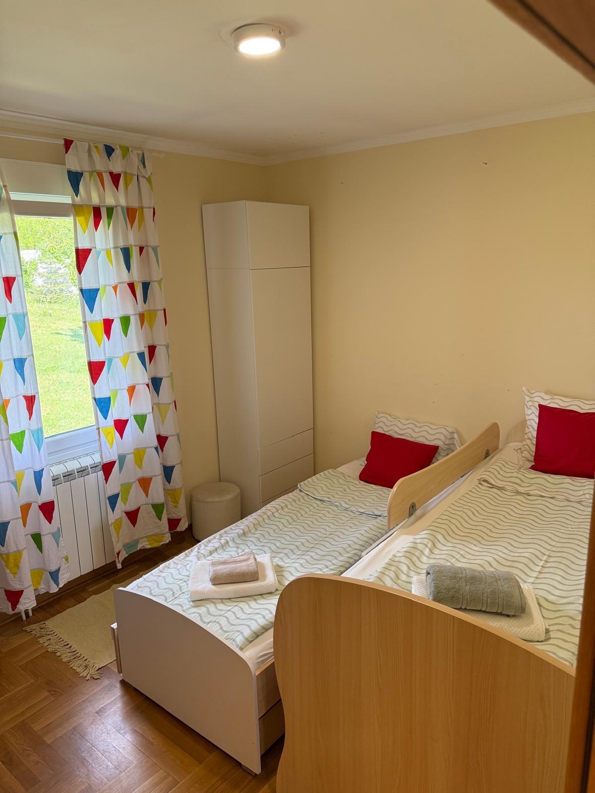 Svijetla i razigrana dvokrevetna soba s dva jednostruka kreveta – savršena za djecu, braću i sestre ili prijatelje. Veselim bojama i detaljima koji stvaraju ugodan dojam postiže se topao i srdačan ambijent.