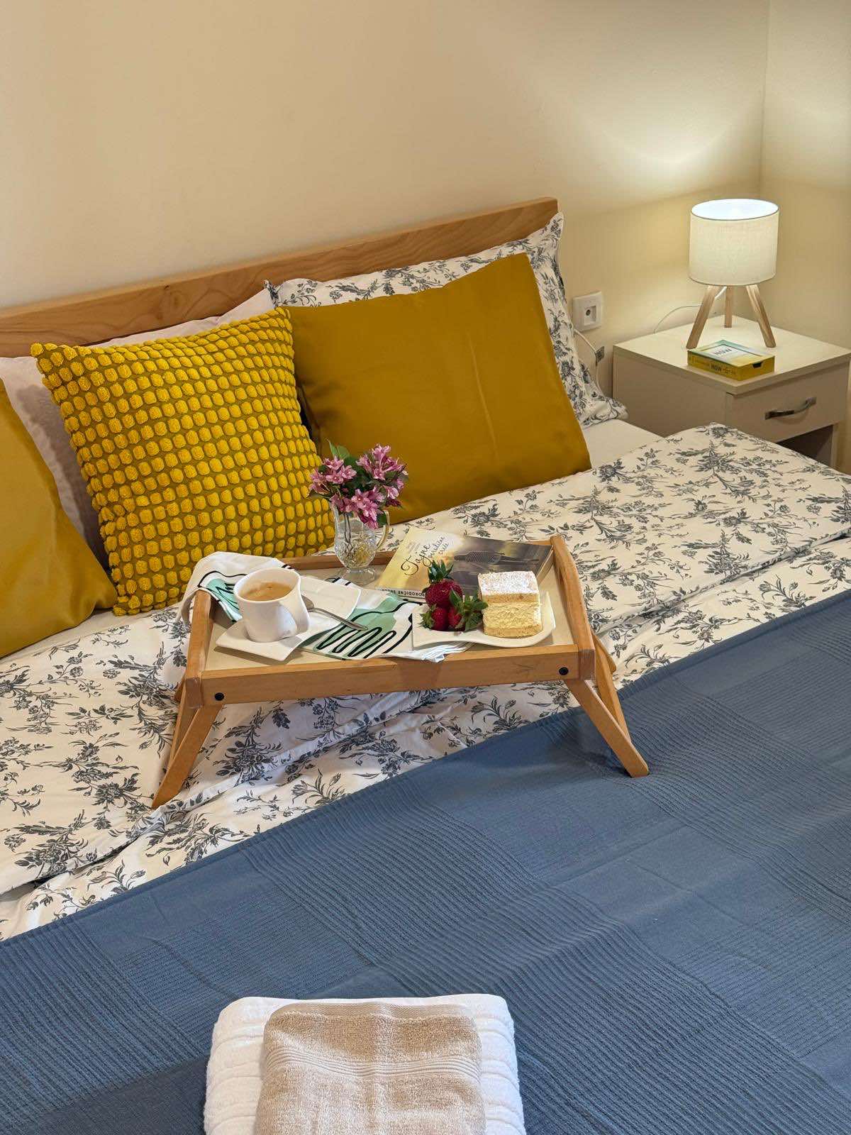 Glavna spavaća soba s iznimno velikim krevetom (200 x 200), prirodnim svjetlom i mekanom posteljinom. Privatno utočište za duboki odmor nakon dana u prirodi.