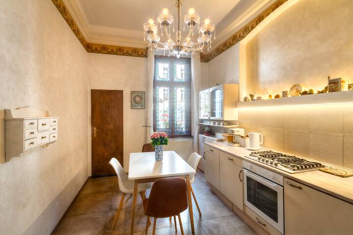 Art Nouveau Treasure gallery image 4