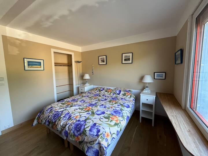 Двојна спална соба со гардероба и плакар. Поглед кон исток. Поглед кон паркот Пен-Авел и мелницата. Поглед кон исток. Дупли кревет 160 см.