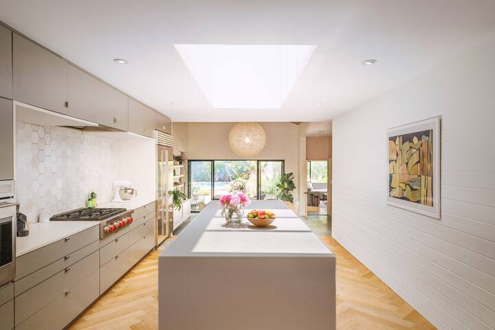 Sunshine Oasis – Luxury Westside Retreat gallery image 2