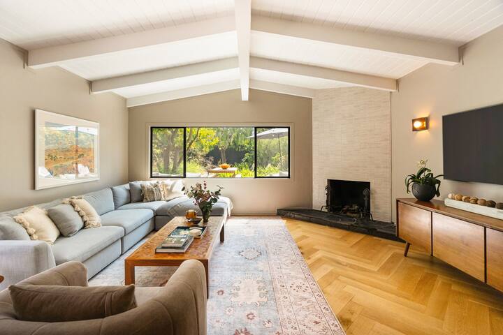 Sunshine Oasis – Luxury Westside Retreat gallery image 4