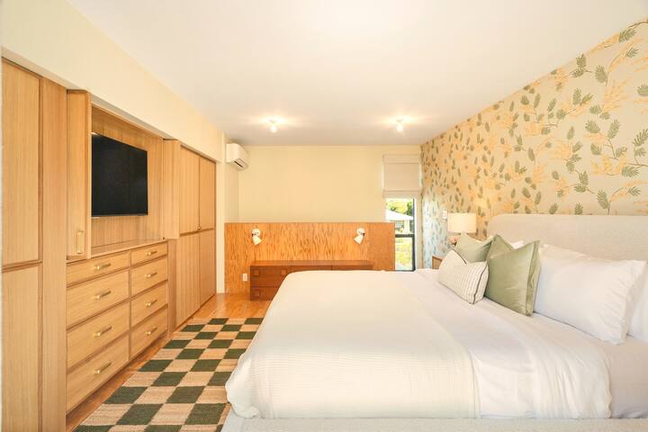 Sunshine Oasis – Luxury Westside Retreat gallery image 3