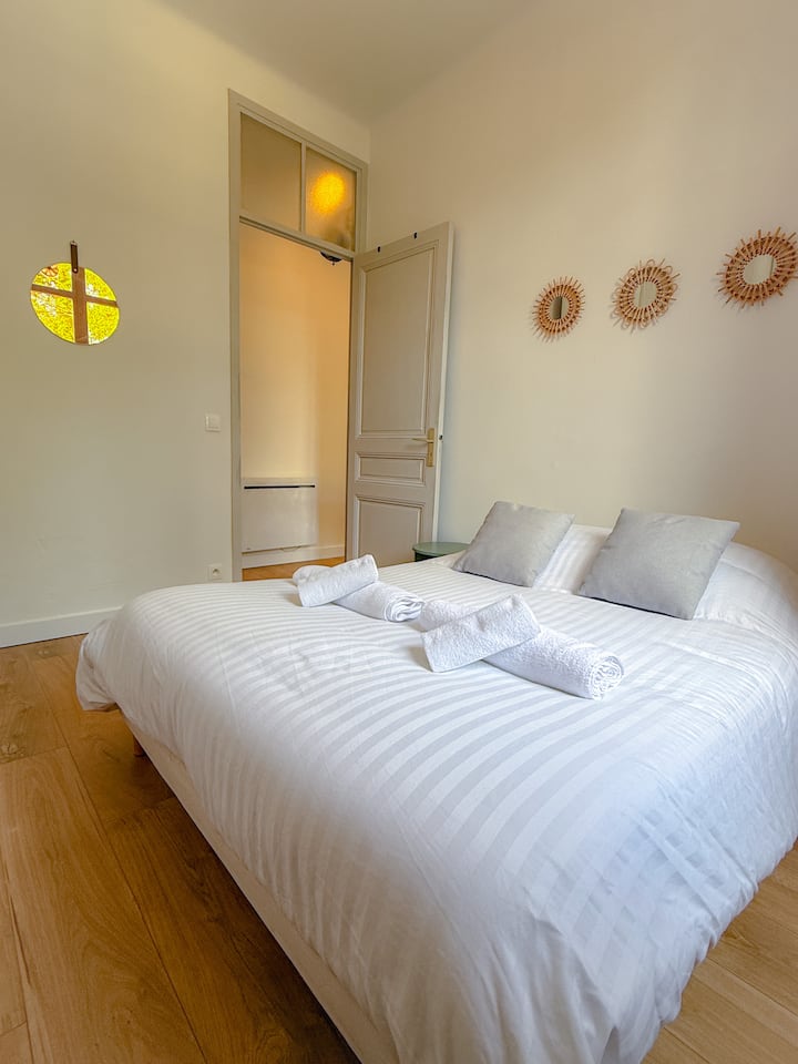 Chumba cha kulala chenye mwangaza chenye hifadhi kubwa