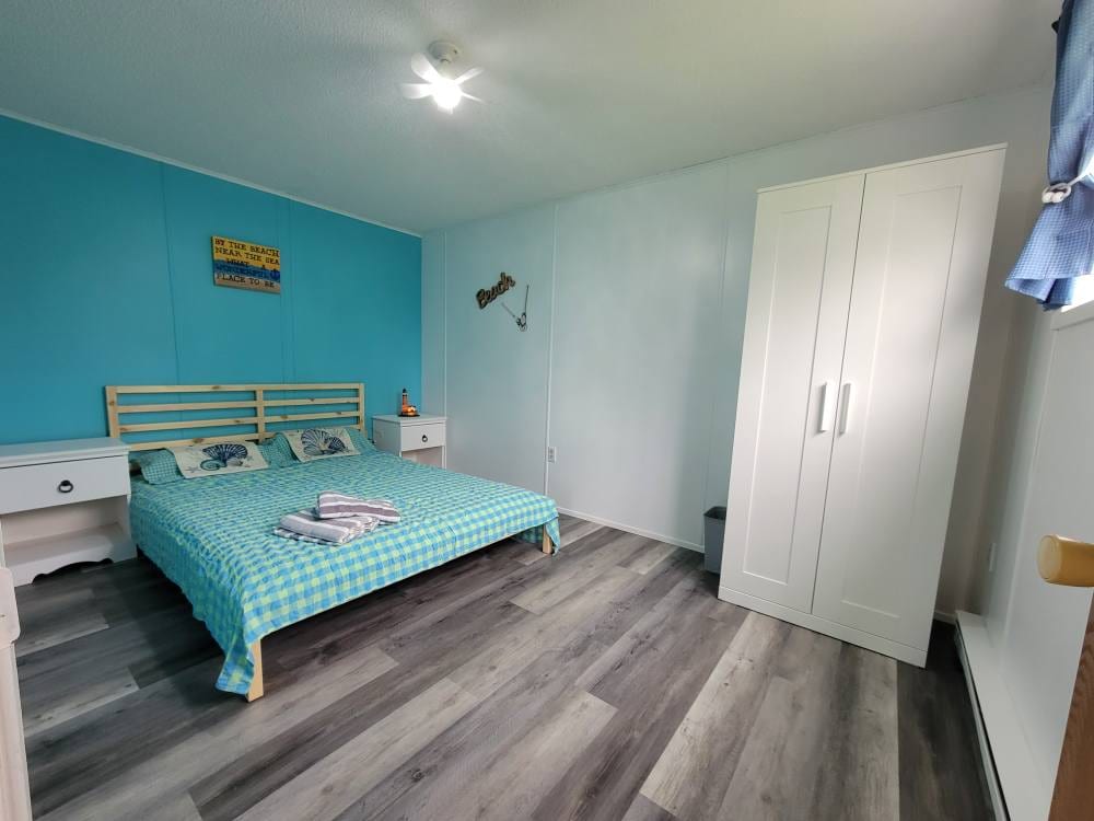 tweede slaapkamer met nachtkastjes en kledingkast 