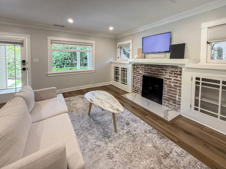 Charming Home W/ Private Yard And Home Office! - Beverly Hills, CA