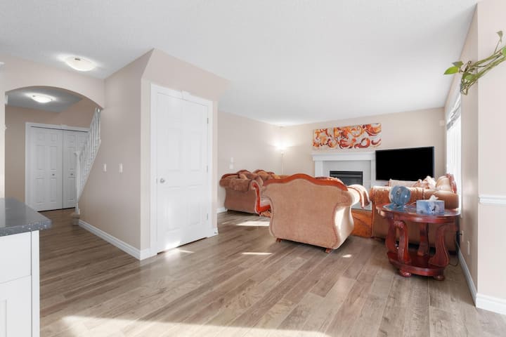 Modern 4-bedroom Retreat – Near The Lake, Sleeps 8 - Chestermere