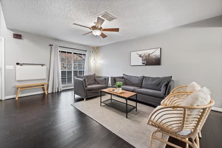 Spacious Modern Home W/ Pool • Hot Tub • Game Room - North Richland Hills, TX