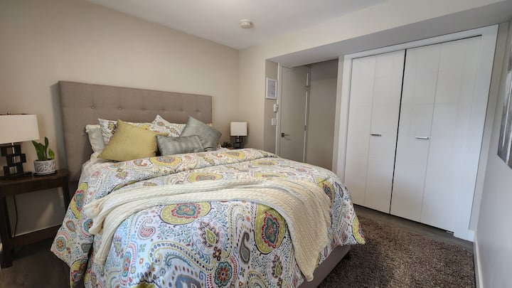 Cette chambre dispose d'un grand placard, d'un lit queen confortable avec un matelas de haute qualité, de draps en coton doux et de literie pour une nuit de sommeil réparatrice. Les rideaux assombrissants ajoutent du confort et vous aident à vous détendre à tout moment de la journée.