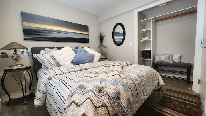 
Notre deuxième chambre dispose d'un lit queen de haute qualité avec une literie haut de gamme pour assurer une bonne nuit de sommeil. Les rideaux opaques offrent une intimité totale et un environnement sombre et serein, parfait pour se détendre après une longue journée.