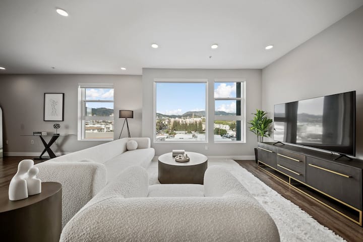 Modern Retreat In Heart Of Weho + Epic Sign Views - West Hollywood, CA