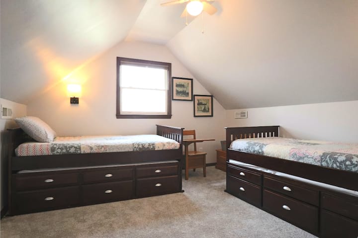 La chambre comprend deux lits jumeaux avec des lits gigognes et des tiroirs de rangement sous le lit. Bien que les deux lits comprennent des lits gigognes, la chambre ne peut en accueillir qu'un. Les lampes de lecture murales comprennent des ports pour téléphone ou tablette.