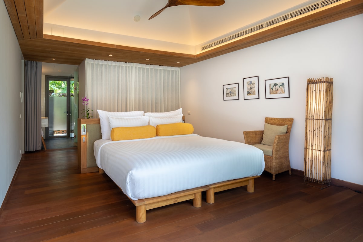 Удобна мешавина од тиково дрво, светлина и морски ветер – удобност без напор.