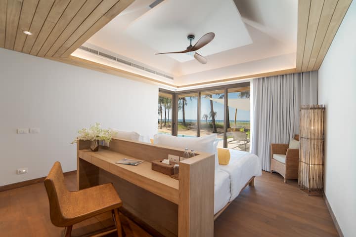 這間臥室以精緻的柚木溫暖包覆，沐浴在自然光線中，專為追求平靜而不妥協的人而設計。 從柔軟的亞麻床單到光滑的木質色調，每一種質感都令人讚嘆。