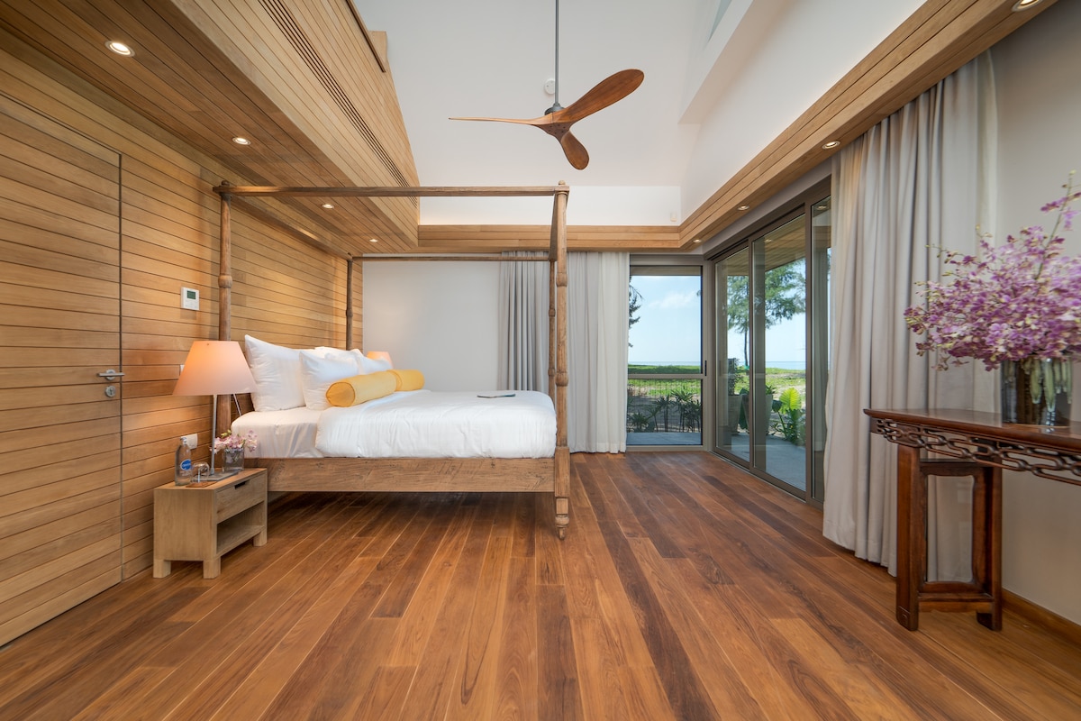 Изработена од тиково дрво, дизајнирана за соништа – спална соба каде што луксузот е безвременски.