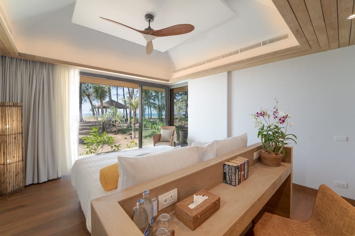 這間臥室簡約而溫馨、精緻而迷人，捕捉了赤腳奢華的精髓。 由世界各地的工匠精心製作。