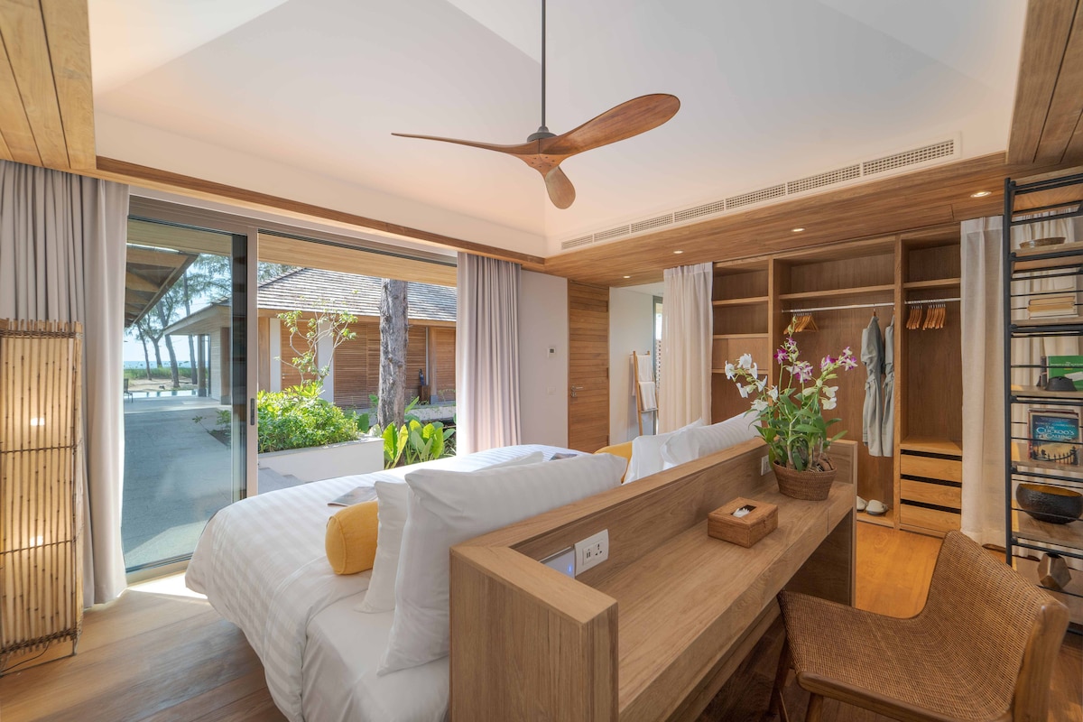 Секој агол е дизајниран за мирни ноќи и бавни утра – од меката постелнина до безвременските детали од тиково дрво кои ве обвиваат во топлина и спокојство.