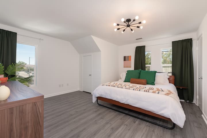 ห้องนอนใหญ่กว้างขวางพร้อมเตียงขนาดคิงไซส์หรูหรา การตกแต่งทันสมัยที่เรียบหรู และแสงธรรมชาติที่เพียงพอ เพลิดเพลินกับความบันเทิงจากสมาร์ททีวีและพื้นที่เก็บของมากมาย ทำให้เป็นสถานที่พักผ่อนที่เงียบสงบเหมาะสำหรับการพักผ่อนหลังจากวันที่วุ่นวาย

