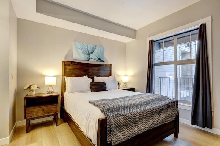 ستوفر لك غرفة النوم التي تحتوي على سرير كوين مساحة للراحة والاسترخاء.