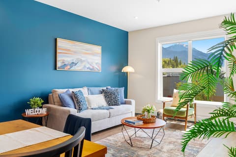 Top performing Airbnb: Modern 2BR Golden Retreat w/ BBQ + Stunning Views! in Columbia Shuswap
