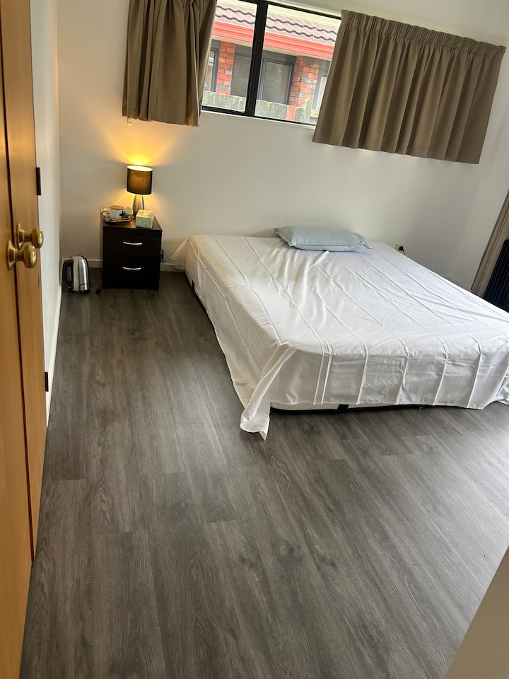 Room With Sunlight In Palmerston North - Palmerston North