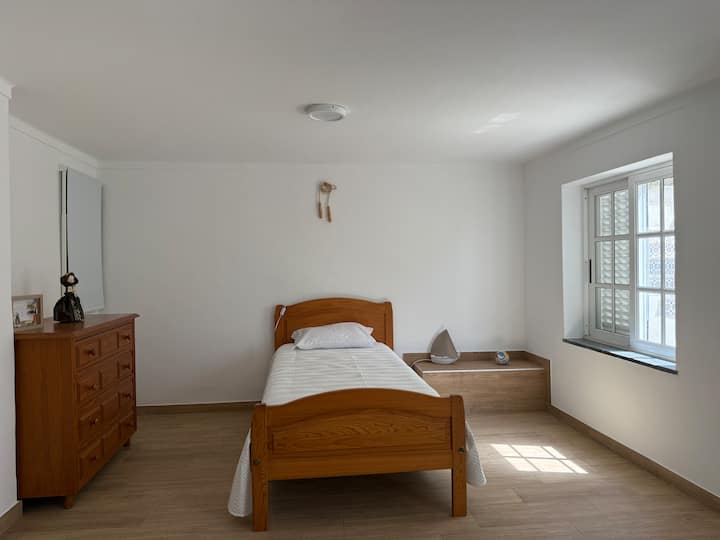 Room with 2 single beds