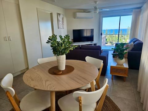 Bright Beachside Escape 2bd stunning views & pool