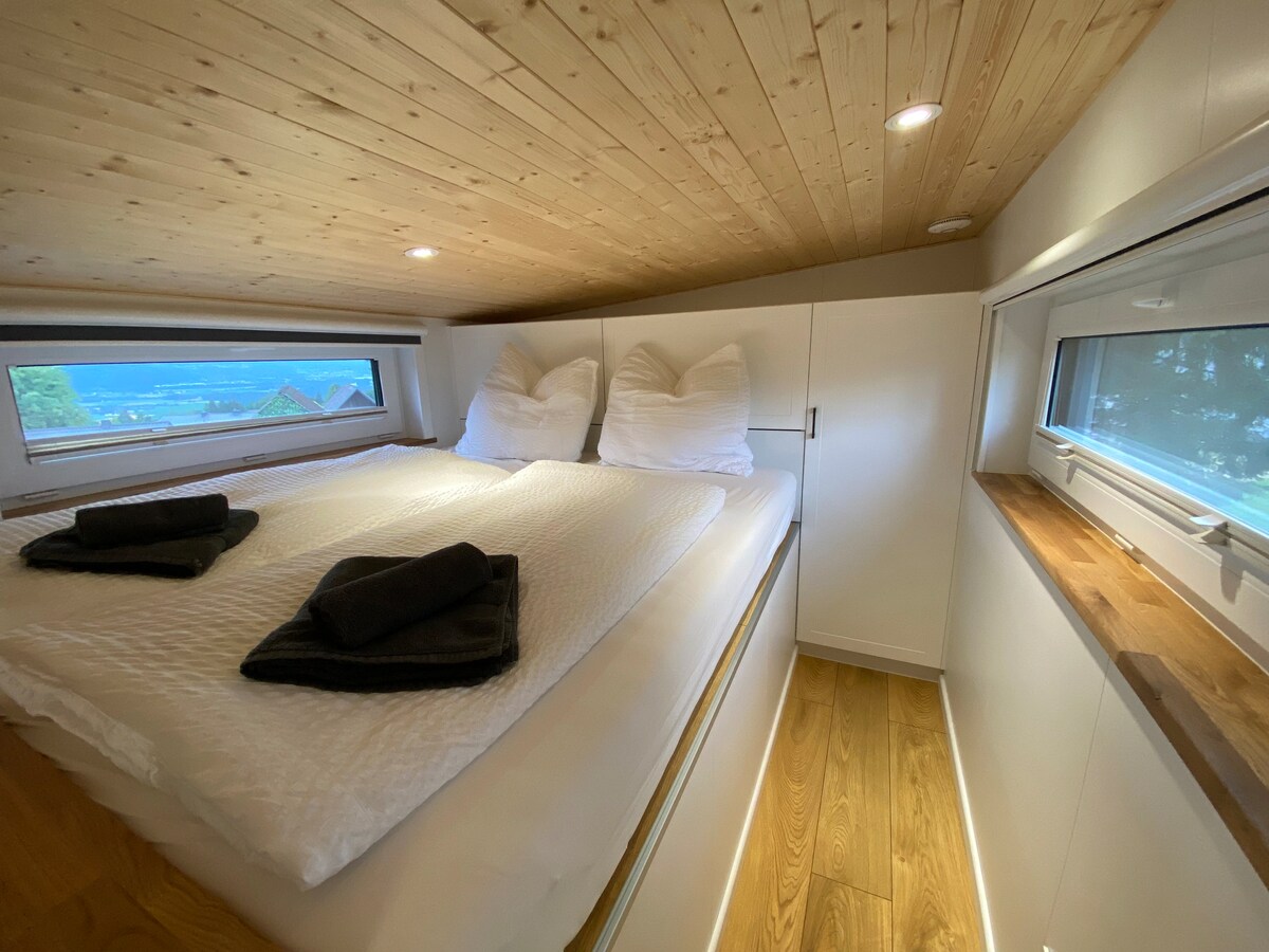 Поткровје со голема спална соба над кујната со врата. Касетни ролетни на прозорците за затемнување. Душек 180 см x 200 см. Креветот е дизајниран така што е можен нормален влез од позиција на стоење.