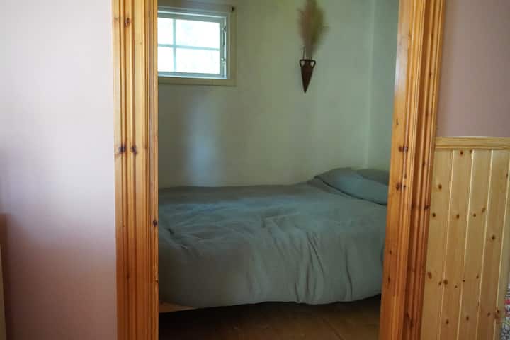 Мала спална соба со наместен двоен кревет со димензии 140 x 200.