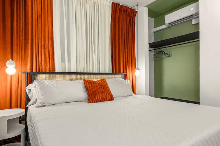 Რბილი თეთრეული, თბილი ტონები და მშვიდი ატმოსფერო გელით.