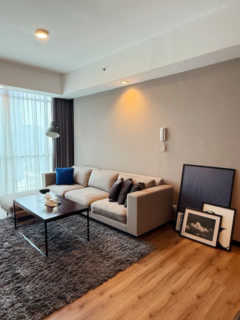 Stylish 3BR High-Rise in Kuningan 20th-Floor Views