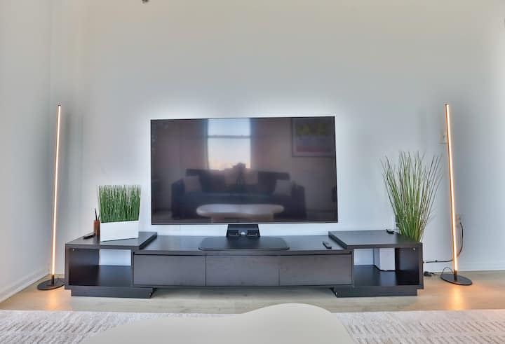 غرفة المعيشة تشمل تلفزيون ذكي بشاشة مسطحة