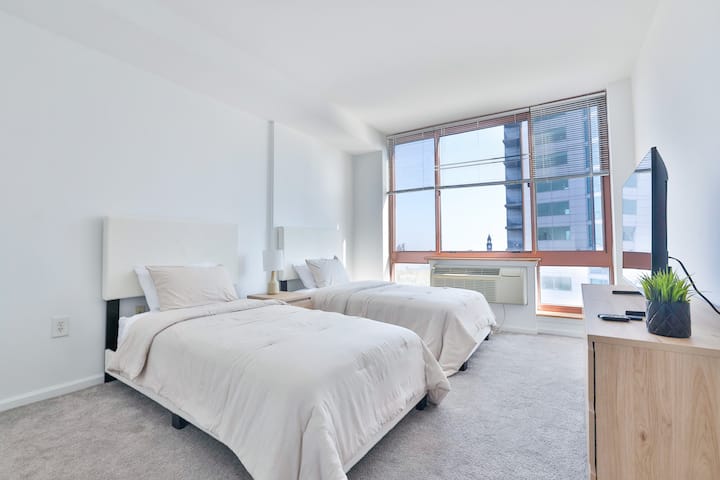 غرفة النوم الثانية. سريران مزدوجان مريحان، خزانات واسعة مع علاقات، مكيف هواء، سخان ومظلات. تلفزيون ذكي بشاشة مسطحة. أثاث جديد. 
