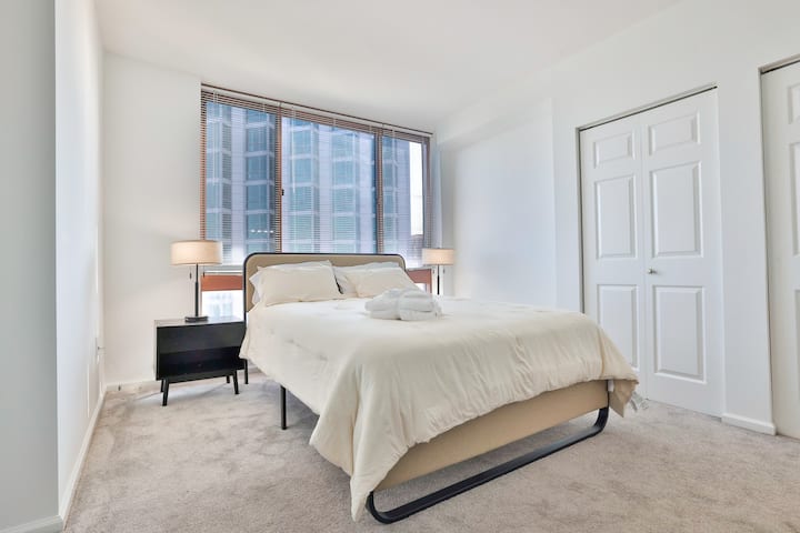 الجناح الرئيسي: يتسع لنوم شخصين، وخزائن واسعة مع علاقات، ومكيف هواء، وسخان، وستائر. تلفزيون ذكي بشاشة مسطحة. يتضمن حمامًا رئيسيًا في الداخل. 