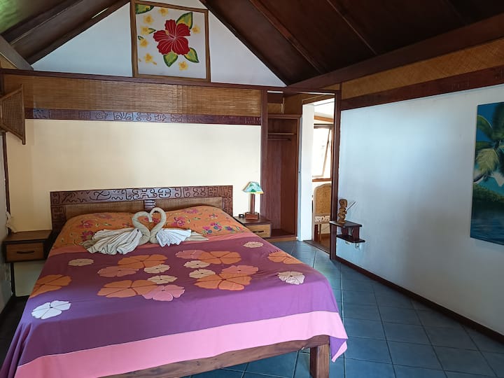 Glavna soba s bračnim krevetom s izravnim pogledom na lagunu