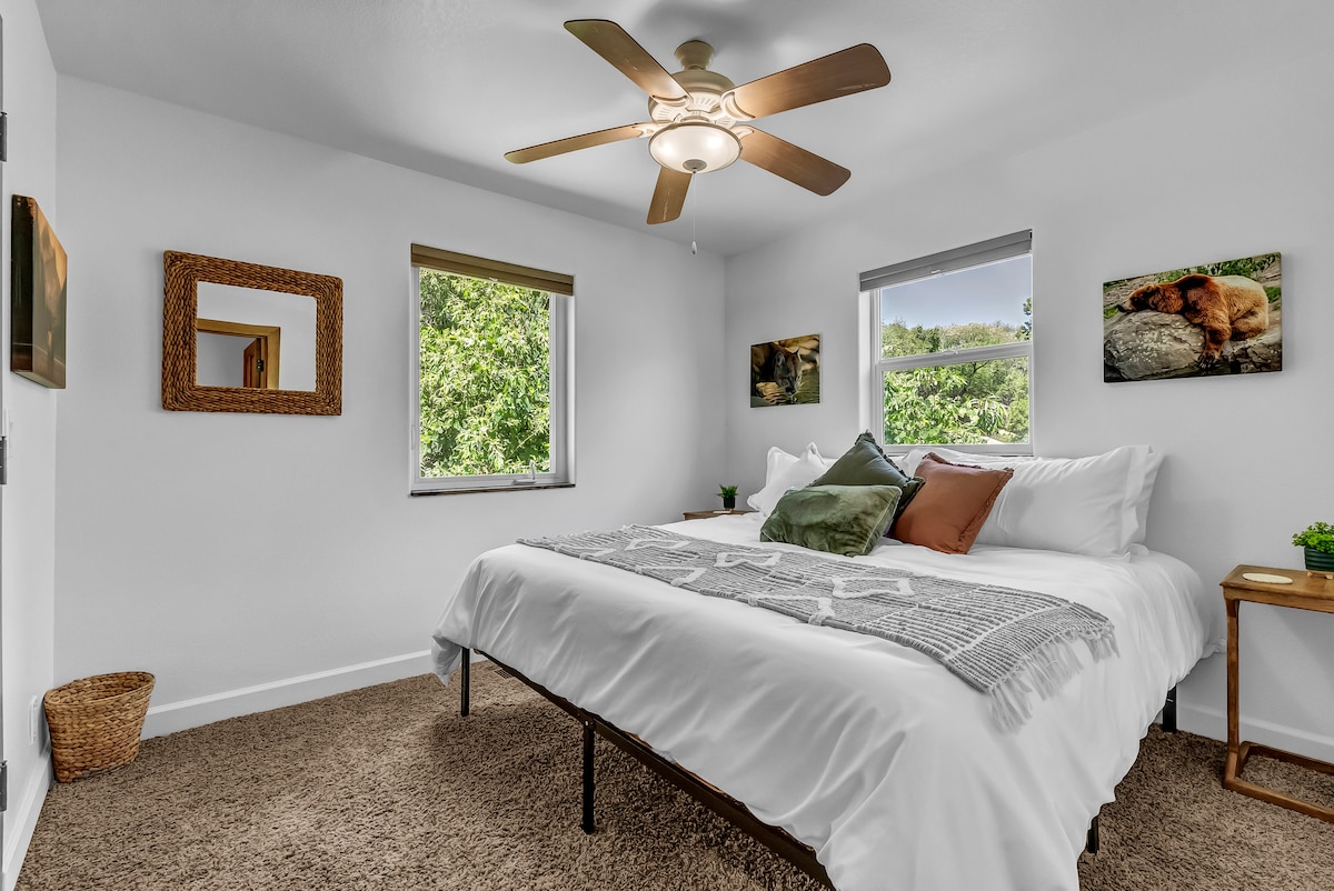 Slaapkamer met kingsize bed