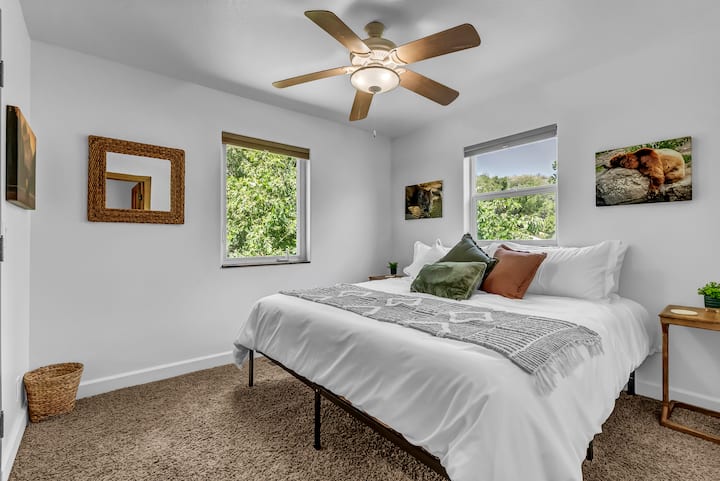 Chumba cha kulala cha wageni kilicho na kitanda cha ukubwa wa King