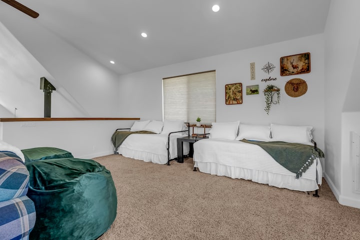 LOFT with high vaulted wood-beamed dari- 2 trundle beds (4 twin beds total), a queen sleeper sofa with a memory foam godoro (sleeps 2), leather recliner, Smart TV, table with 4 chair, games/puzzles, and beanbags.