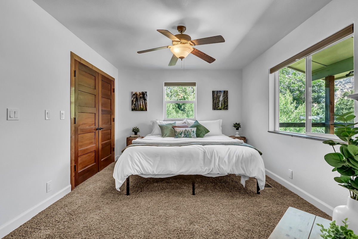 Hoofdslaapkamer met een kingsize bed en een aangrenzende eigen badkamer. 