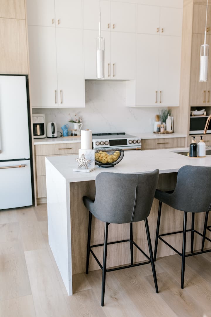 LakeFront Views|Sleep14| Private Beach |2 Kitchens