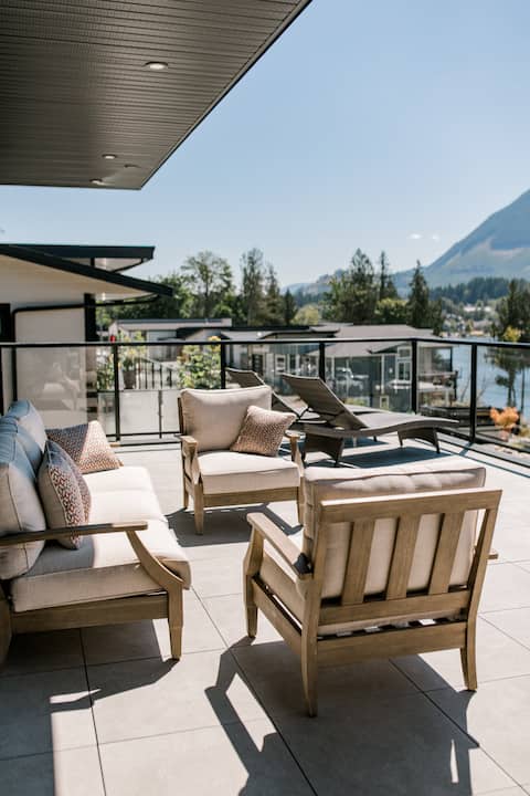 Lake Retreat | Boat Slip | Private Beach | Sleep14