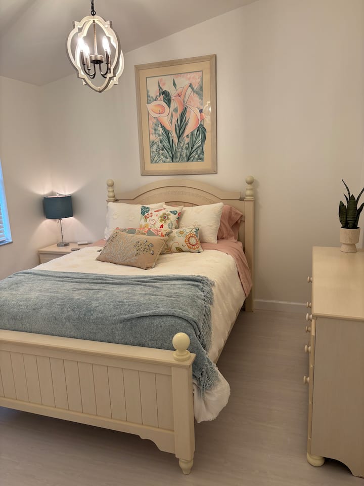 Habitación de invitados con cama tamaño queen