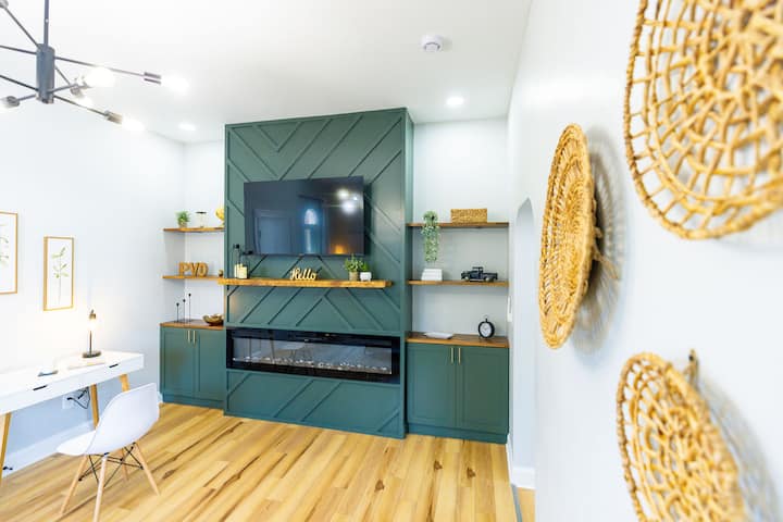 Jennifer's Broadway Cozy Gem W/ Fireplace King Bed - Providence