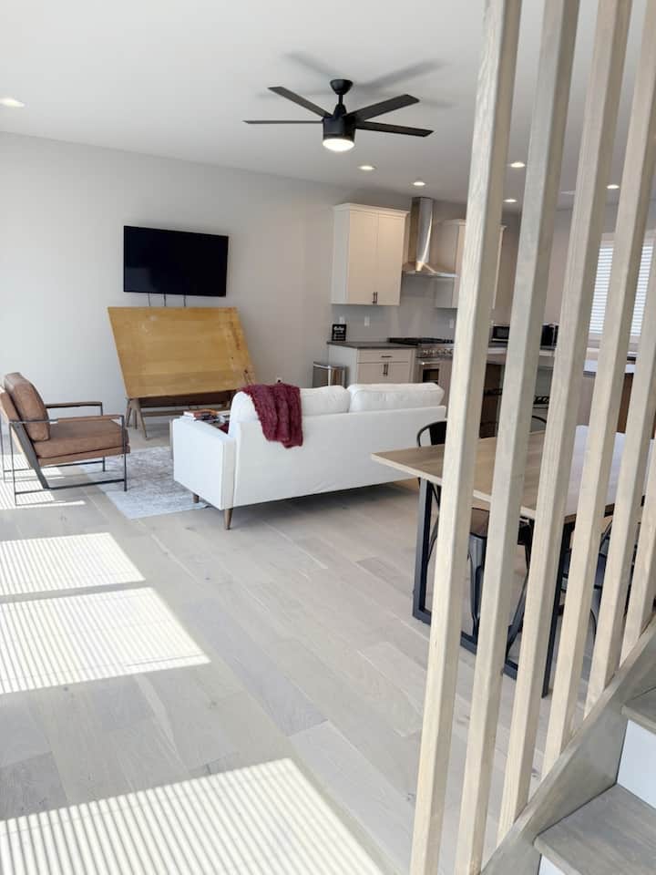 Дневна соба: стилско одморалиште со кадифени места за седење и топли текстури, совршено за релаксација!